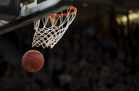 NBA季后赛湖人队与勇士队激烈对抗场面